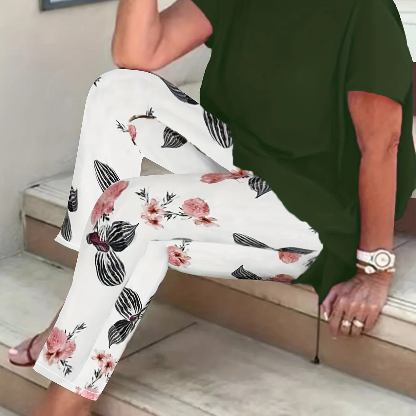 Curve Harmony Plus Size Two-Piece Set - Solid Short Sleeve Round Neck Top & Floral Print Pants Ensemble for Women